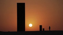 غروب الشمس خلال اكتمال القمر خلف عمل الفنان سيرا في قطر الذي يحمل عنوان 