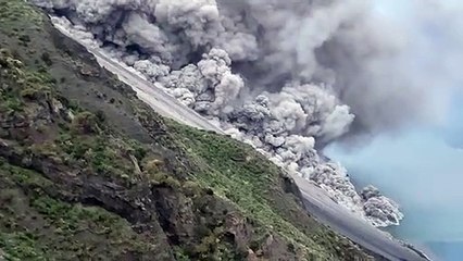 Stromboli, nuova colata lavica dal cratere fino al mare: escursioni limitate