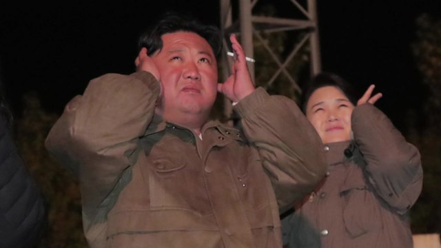 北 리설주, 미사일 발사 훈련 첫 참관...퍼스트레이디 위상 과시 / YTN