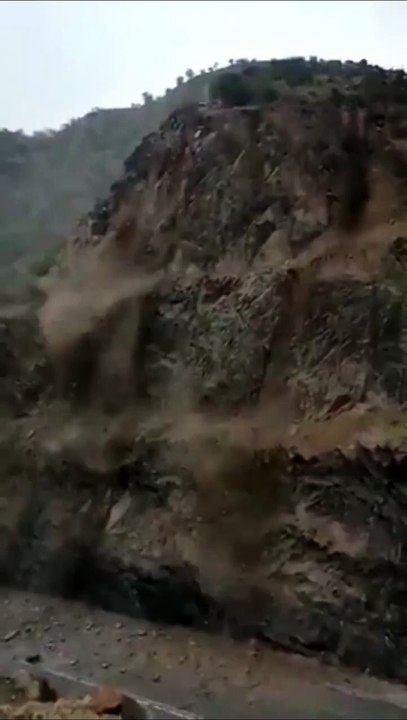 The Moment a Mountain Collapsed in Southern Sau...