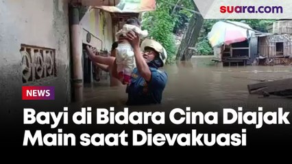 Banjir Sudah Sedada, Bayi di Bidara Cina Diajak Main saat Dievakuasi Petugas Damkar