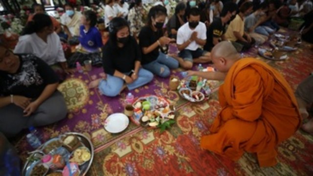 Ofrendas y rezos por los niños asesinados en una guardería en Tailandia