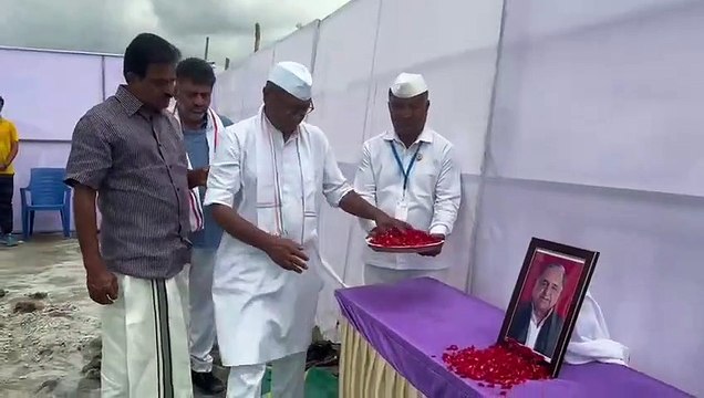 राहुल गांधी ने मुलायम सिंह को श्रद्धांजलि दी