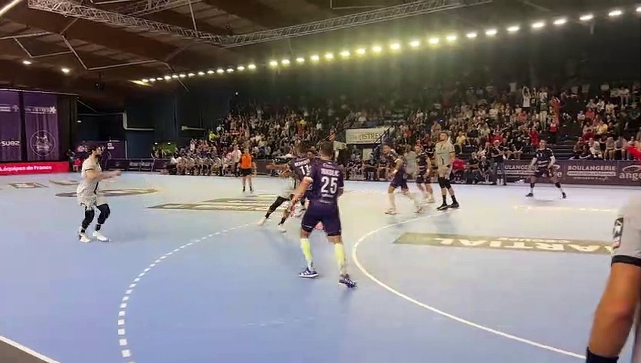 Le double arrêt du gardien d'Istres Provence Handball Hugo Bonnat face au PSG