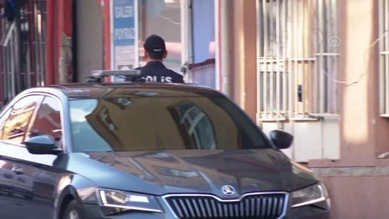 Kadıköy'de bir binada yaşanan patlama ve yangınla ilgili olay yeri inceleme ekiplerinin çalışmaları sürüyor