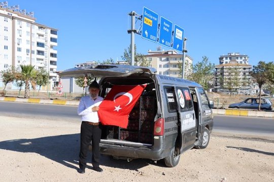 Kilis haberleri: Elmacı Dede Kilis'teki askerlere Denizli'den 70 kasa elma getirdi