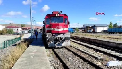 KARS'TA DEMİR YOLUNA DÜŞEN KAYAYA TREN ÇARPTI