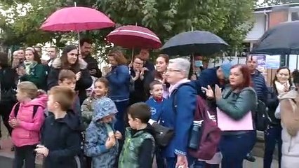 Padres y alumnos del colegio la Borreca se manifiestan pidiendo apoyo para Valeria, una niña autista