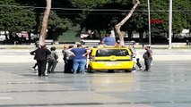 Cezaya kızdı, taksinin üzerine çıktı