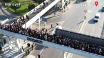 Metrobüse ulaşım kuyruğu üst geçidi kilitledi