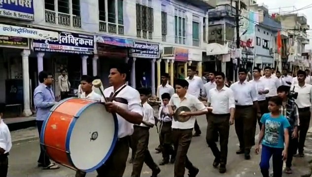 स्वयंसेवकों ने कदम से कदम मिलाकर शहर में निकाला पथ संचलन