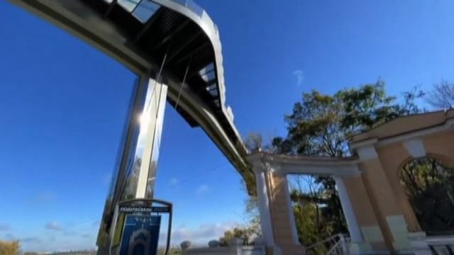 Ucraina, il ponte ciclabile e pedonale colpito dalle bombe russe