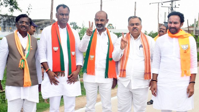 Munugodu By Election - నామినేషన్ వేసిన కోమటిరెడ్డి రాజగోపాల్ రెడ్డి *Telangana | Telugu OneIndia