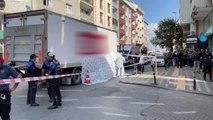 Son dakika haberleri... Zeytinburnu'nda kamyonun altında kalan kadın hayatını kaybetti