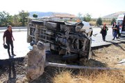 Manisa haberleri: Manisa'da lastiği patlayan süt kamyoneti devrildi; şoför yaralı