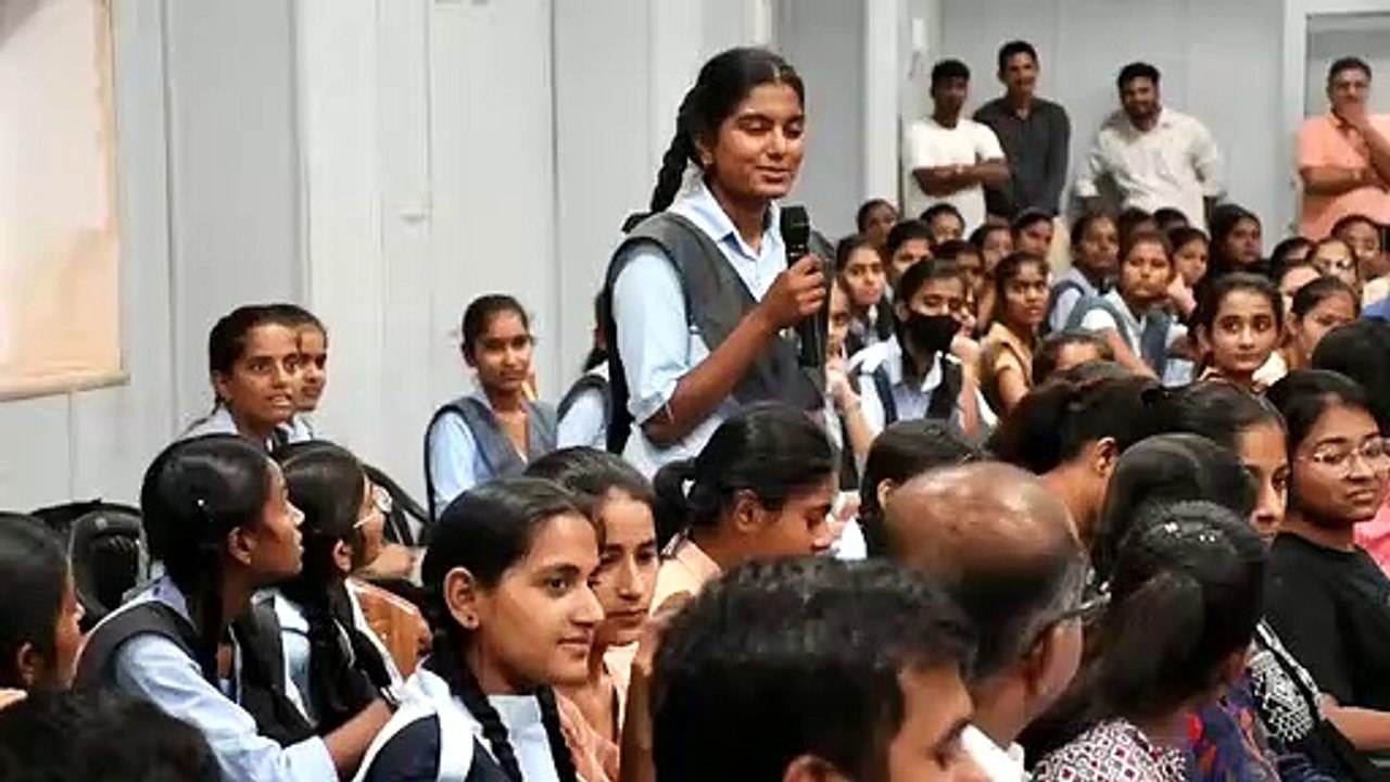 Watch Video: कलक्टर टीना डाबी ने बालिकाओं को सिखाए प्रतियोगी परीक्षाओं की तैयारी के गुर