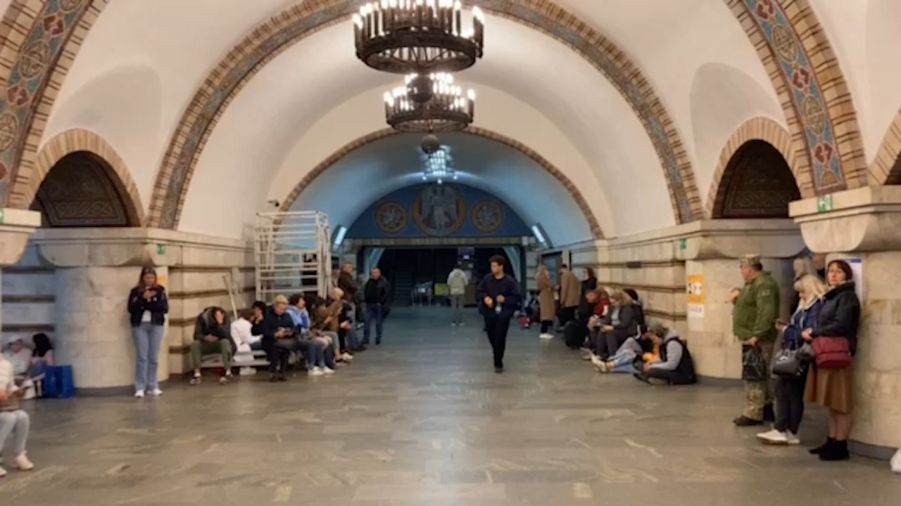 Kiew: Luftschutz in der U-Bahnstation