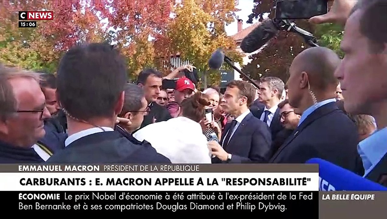 Emmanuel Macron appelle les directions des groupes pétroliers et les syndicats à "la responsabilité", en soulignant que "le blocage" des dépôts de carburant n'est "pas une façon de négocier"