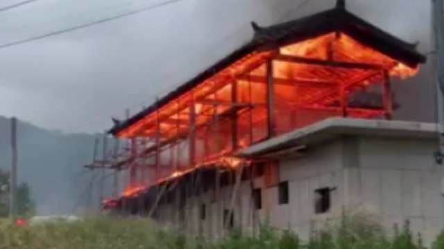 인천 강화군서 공사 중이던 주택 화재...건물 2층 전소 / YTN