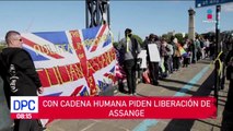 Con cadena humana piden liberación de Julian Assange