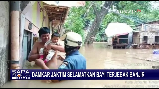 Detik-Detik Petugas Damkar Evakuasi Bayi Terjebak Banjir Setinggi 1,5 Meter!