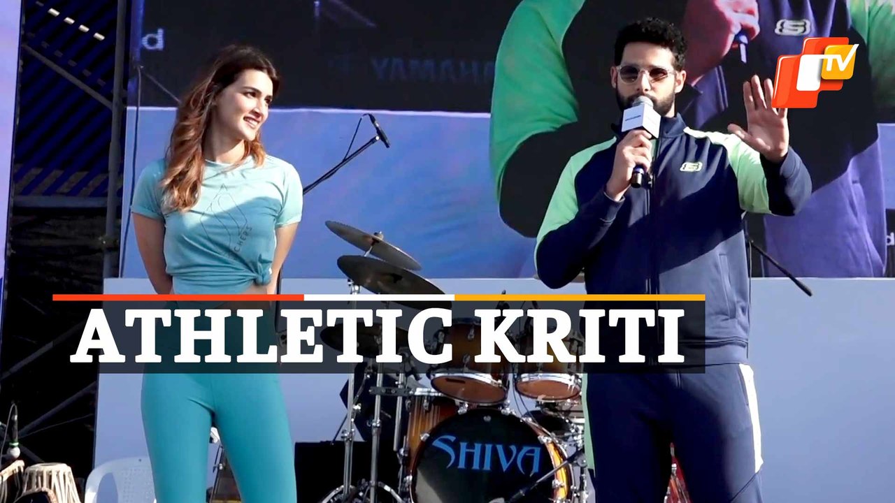 Kriti Sanon, Siddhant Chaturvedi Kick Off Walkathon In Mumbai