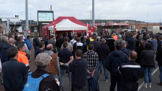 Pénurie de carburant : «Le blocage n'est pas une façon de négocier», s'agace Macron