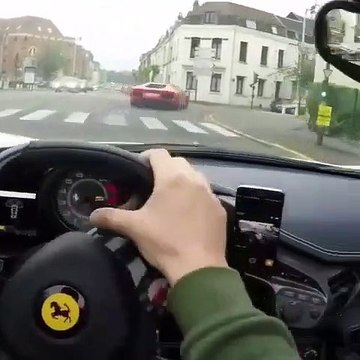 Sa supercar Ferrari crache du feu au démarrage... moteur surpuissant