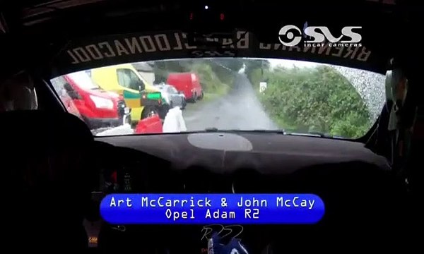 Le capot de la voiture de ce pilote de rallye se rabat sur le pare-brise en pleine course