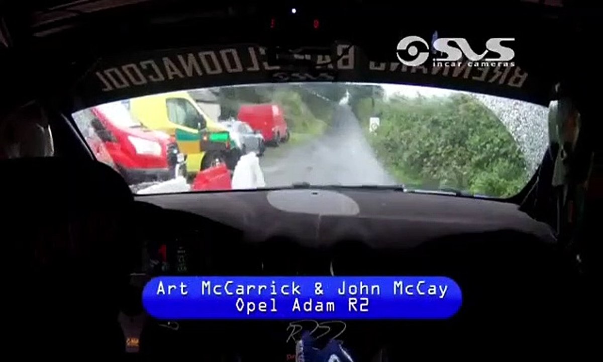 Le capot de la voiture de ce pilote de rallye se rabat sur le pare-brise en pleine course