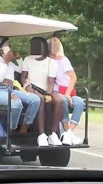 Ils roulent en voiturette de golf sur l'autoroute... risqué