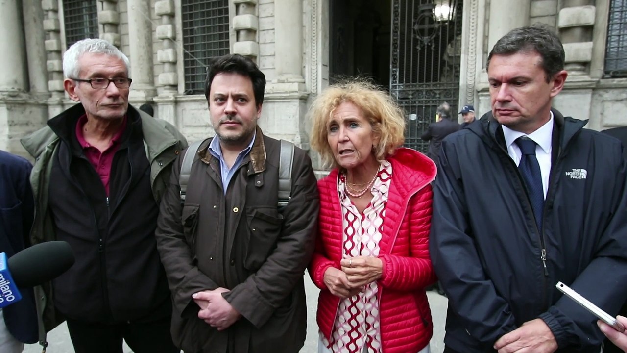 Solidarietà Iran, consiglieri Pd si tagliano i capelli in piazza Scala