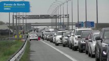 Enormes colas de coches esperando en el puente de Kerch en Crimea para poder cruzar