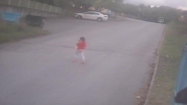 Sahipsiz köpeklerin saldırdığı çocuk yaralandı