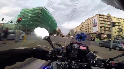 Como é uma viagem alucinante numa moto de emergência médica