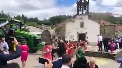 Atirar arroz aos noivos num casamento é para meninos… WTF