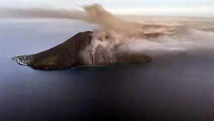 Stromboli, fumo e lava: l'eruzione vista dall'alto