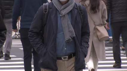 [뉴스라이더] 뚝 떨어진 기온에 첫눈...추워진 출근길 / YTN