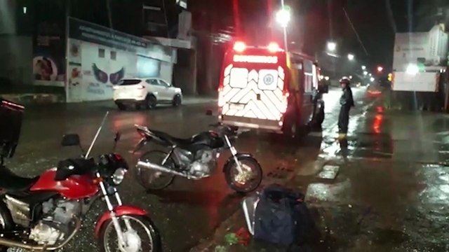 Colisão entre carro e moto mobiliza socorristas do Siate no Centro