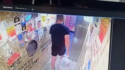 Hombre casi es aplastado por el ascensor