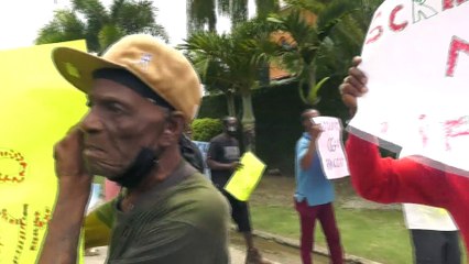 SCRAP IRON DEALERS PICKET SINANAN'S HOUSE