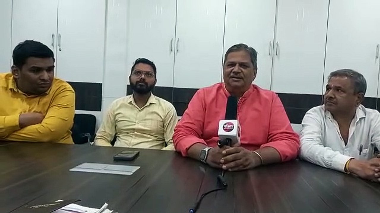 मरम्मत के इंतजार में बिखर रही टूटी सडक़ें