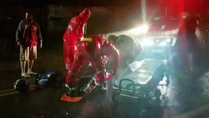 Por conta de enxurrada, motociclista sofre queda na Rua Jacarezinho