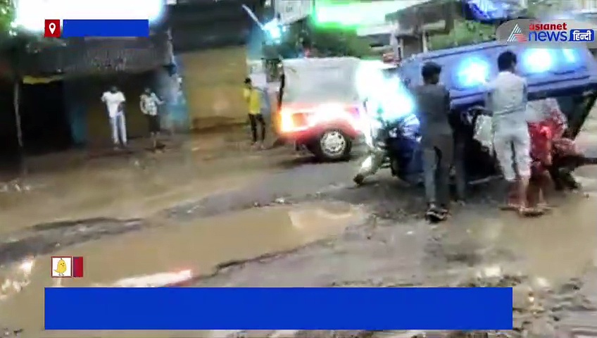 सीतापुर: पलटा रिक्शा और गिर गए लोग, हादसा देखकर भी नहीं रुके अधिकारी, वीडियो वायरल