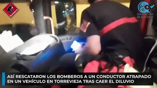 Así rescataron los bomberos a un conductor atrapado en un vehículo en Torrevieja tras caer el diluvio