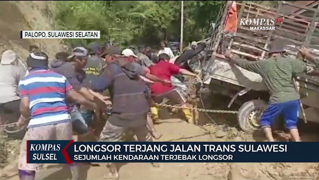 Longsor Terjang Jalan Trans Sulawesi Sejumlah Kendaraan Terjebak Longsor