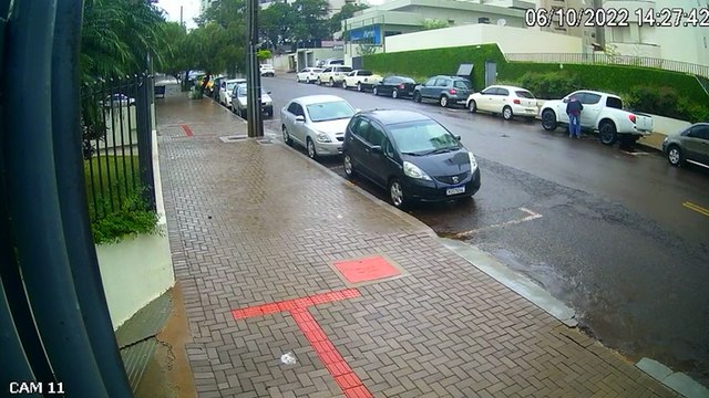 Vídeo: dupla é flagrada por câmeras de segurança furtando caminhonete Triton, no centro de Cascavel