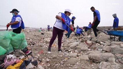 Hallan miles de vacunas contra la influenza desechadas en una playa de Perú
