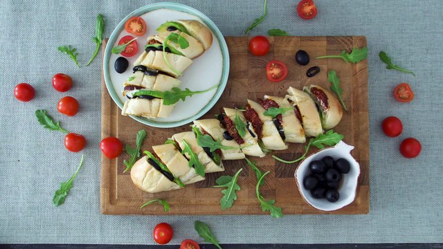 Pan relleno de mozzarella, tomates secos y aguacate