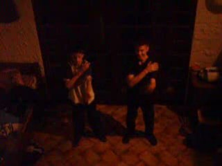 deux cons qui dansent